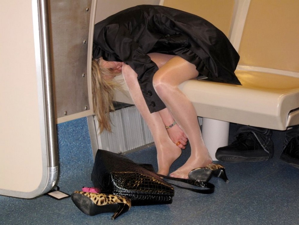 Drunk, passed out girls (32 pics)
