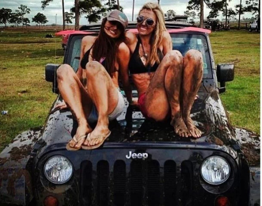 Hot girls on Jeeps (30 pics)